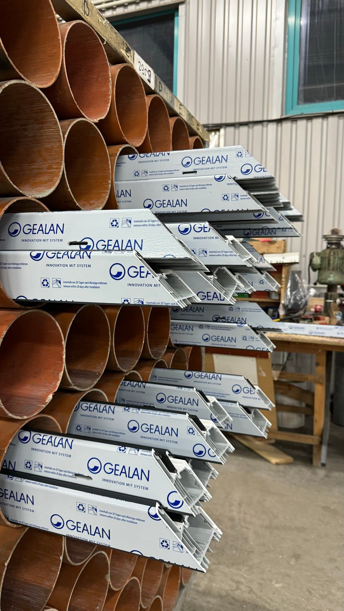 GEALAN PVC profili ražotnes noliktavā